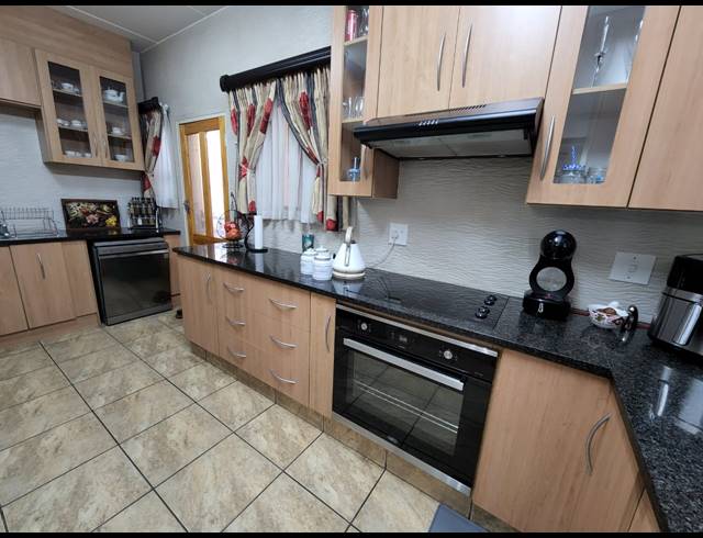 3 BEDROOM TOWNHOUSE FOR SALE IN VANDERBIJLPARK SE 8